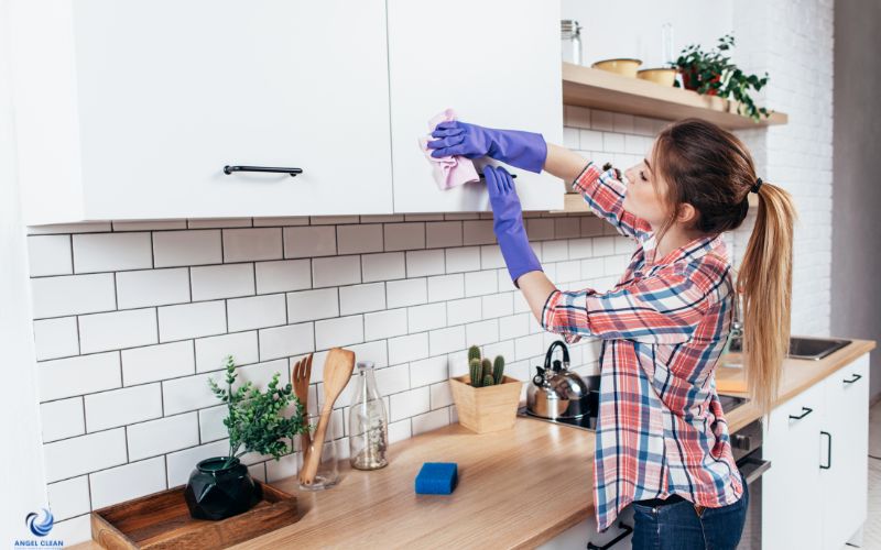 Πώς να Καθαρίσω τα Ντουλάπια της Κουζίνας από Λίπη